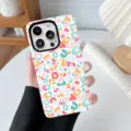Nahaufnahme einer bunten Handyhülle mit Leopardenmuster in Pastellfarben, in der Hand - Bunter Leopard 2 / iPhone X/XS