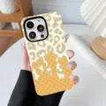 Detailaufnahme einer stylischen Schutzhülle mit Leoparden- und Waffelmuster für iPhone. - Bunter Leopard 2 / iPhone X/XS