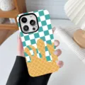 Nahaufnahme einer türkisfarbenen Handyhülle mit Schachbrettmuster und Waffeldesign - Blaues Karo / iPhone X/XS