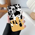 Gedetailleerde close-up van een telefoonhoesje met koeienprint en wafelpatroon ontwerp - Luipaard 1