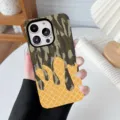 Macro-weergave van het camouflage- en wafelpatroon op een schokbestendig iPhone-hoesje - Camouflage