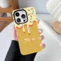 Zoom sur une coque de téléphone personnalisée thème glace avec motif gaufre et pépites - Orange / iPhone 15