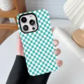 Detailansicht einer blaugrün-weiß karierten Schutzhülle für Mobiltelefone in der Hand - Blaues Karo / iPhone X/XS