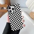 Stilvolle Handyhülle mit schwarz-weißem Schachbrettmuster, gehalten von einer gepflegten Hand - Schwarz Kariert / iPhone X/XS