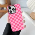 Nahaufnahme einer stylischen pinkfarbenen 2-in-1-Schutzhülle für das iPhone - Rotes Karomuster