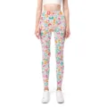 Detailansicht der bunt abstrakt bedruckten High-Waist-Yoga-Leggings für Damen im Stehen - S / Buntes Leopardenmuster