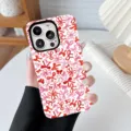 Detailansicht der modischen Handyhülle mit süßem rotem und rosa Schleifenmuster-Design. - Schleife
