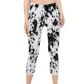 Detailansicht der Yoga-Caprihose für Damen mit trendigem Schwarz-Weiß-Kuhmuster-Design. - Leopardenmuster 1