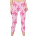 Detailansicht der elastischen pinken Yoga-Caprihose mit dunkelpinkem Cowboy-Printmuster - Cowboy