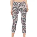 Detailansicht der hochelastischen Damen-Yoga-Caprihose mit buntem Camouflage-Muster - Leopardenmuster 2