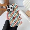 Nahaufnahme einer schicken geometrischen Handyhülle, die in der Hand gehalten wird - Argyle-Muster