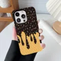 Detaillierte Nahaufnahme der Handyhülle mit Eiscreme-Kuchen-Print und Schokoladentropfen-Design - Schwarz / iPhone X/XS