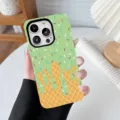 Detailansicht der modischen Handyhülle mit Eiscreme-Muster in gemütlicher häuslicher Umgebung - Grün / iPhone X/XS