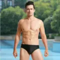 Hochelastische Herren-Schwimmhose mit niedriger Taille für Wettkampftraining in Schwarz - S / Schwarz