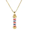 Primo piano della collana con ciondolo a palo da barbiere in smalto rosso bianco blu e oro. - Oro