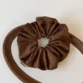 Braunes Wildleder Haarscrunchie Detailansicht, weicher Samt Haargummi für elegante Damen. - Braun