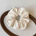 Koreanischer Samt-Haargummi Detailansicht, weiches Herbst-Winter Haargummi, eleganter Zopfhalter. - Gebrochenes Weiß