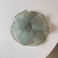 Primer plano de coletero de malla a cuadros verdes con borde volantes verde oscuro y diseño suave. - Cuadros Verdes