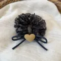 Dettaglio dell'elastico per capelli in rete floreale, fiocco in denim e ciondolo a cuore. - Nero Stampato
