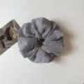 Elastico per capelli grigio in chiffon con stampa di fiocco, fermacapelli morbido donna. - Scrunchie A Quadretti Grigio
