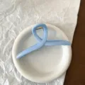 Dettaglio molletta per capelli in acrilico azzurro, elegante accessorio geometrico per capelli folti. - Stile Incrociato Blu