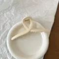 Dettaglio molletta per capelli in acrilico squisito, design minimalista crema elegante per capelli spessi. - Stile Incrociato Beige