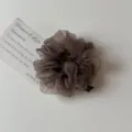 Vue détaillée de l'élastique à cheveux en organza dégradé, accessoire élégant pour coiffure. - Petit Choucou / Brun Étoilé
