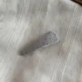 Detalle en primer plano de la pinza para el cabello BB de lunares texturizada gris con pliegues. - Azul-Horquilla Clic Clac Triangular