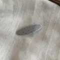 Primer plano de una pinza de pelo de tela plisada gris con topos negros, elegante. - Azul-Horquilla Clic Clac Ovalada