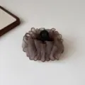 Dettaglio in primo piano della molletta per capelli in organza marrone con consistenza soffice e presa. - 11cm / Caffè Nebbia