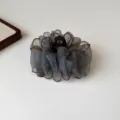 Primo piano dettagliato della molletta per capelli in organza trasparente con tessuto e punti luminosi. - 11cm / Blu Nebbia