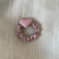 Roze stip hart haarelastiek detailweergave met schattige mode stijl voor dagelijks haar accessoire. - Scrunchie / Roze
