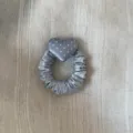 Lichtblauwe satijnen haarelastiek met schattig wit stippen hart detail, haaraccessoire. - Scrunchie / Blauw