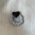 Grijs satin haar elastiek met zwart wit stippen hartje hanger leuke haaraccessoire dagelijks - Scrunchie / Zwart