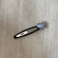 Zwarte metalen haarklem met grijs stoffen hart met witte stippen. Mooi haaraccessoire. - BB-clips / Blauw