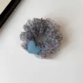 Chic coletero de pelo con estampado de leopardo azul y corazón de tela para mujeres. - Malla Leopardo Gris Azul con Corazón Azul / Estilo Corazón