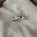 Metallische gewellte Haarklammer Detail, silberner Entenschnabel Clip für elegantes Styling. - Gefaltetes Rechteck (Helles Silber)