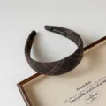Diadema acolchada de cuadros marrones estilo universitario retro para mujer detalle - Café Claro Ancho