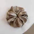 Elegante satijnen haarelastiek in romige champagneglans, chic haaraccessoire voor dames en meisjes. - Champagne