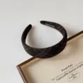Detalle de diadema acolchada a cuadros marrones, accesorio para el pelo estilo preppy. - Café Oscuro Ancho