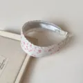 Primer plano detallado de una diadema floral de estilo pastoral dulce, tela suave. - Diadema Ancha / Rosa