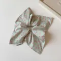 Primer plano detallado de coletero floral verde pastel con tela suave y diseño encantador. - Cuadrado Grande / Verde