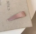 Fermaglio per capelli in satin rosa da donna, molletta lucida e accessorio per frangia. - Triangolo Lungo / Rosa