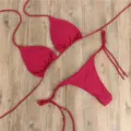 Sexy roze tweedelige bikini badmode met smalle schouderbandjes en gewatteerd ontwerp. - Bordeauxrood