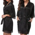 Vista dettagliata della vestaglia kimono in raso nero con elegante bordo in pizzo su orlo. - Taglia S / Vestaglia / Nero