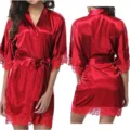 Vista dettagliata di una elegante vestaglia in raso rosso con preziose finiture in pizzo. - Taglia S / Vestaglia / Rosso