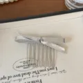 Zilveren lederen strik haar kam metalen tanden stijlvolle vintage haar accessoire 1st - Haarkam met strik / Zilver