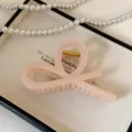 Elegante molletta per capelli in acrilico rosa con design incrociato e molla metallica. - 13cm / bianco-rosa