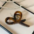 Elegante molletta per capelli in acrilico tartarugato marrone con design cavo incrociato. - 13cm / Colore caramello