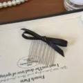 Zwarte lederen strik haar kam zoete cool inzet kam minimalistisch haaraccessoire vrouwen - Haarkam met strik / Zwart